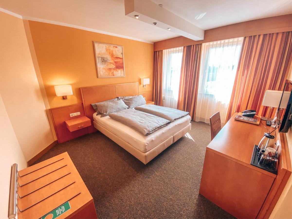 Hotel Schwertfirm Karlsfeld Buitenkant foto